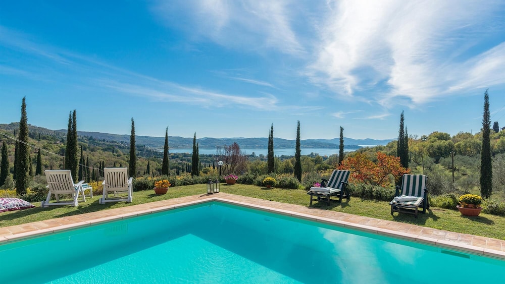 La Martinella 12 Emma Villas — 4-Star Luxury Hotel in Passignano Sul Trasimeno, Italy