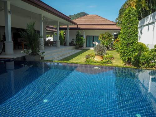 Spacious 4 Bedrooms Private Pool Villa in Phuket — 4-Star Luxury Hotel in Rawai, Thailand