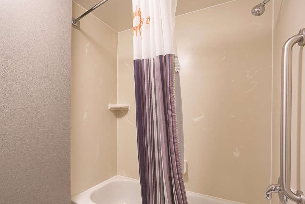 La Quinta Inn & Suites by Wyndham Univ Area Chapel Hill - photo 12