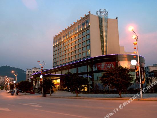 Sichuan Lanzun Grand Hotel — hotel in Gulin