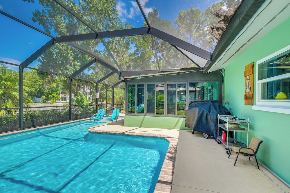 Canal Front Outdoor Oasis Home in Crystal Water — 4-Star Luxury Hotel in Crystal River, United States