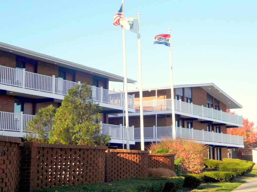 Bradford Inn & Suites - photo 17