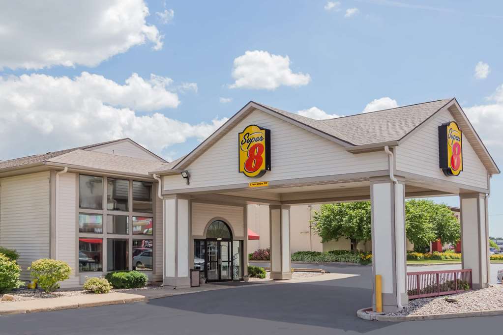 Super 8 by Wyndham Appleton - carbon neutral hotel in Appleton