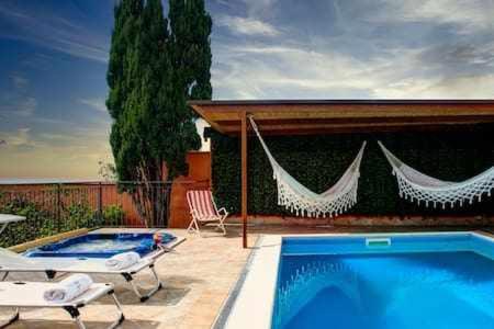 Villa de Flores Country Style Villa With Pool — 4-Star Luxury Hotel in Massa Lubrense, Italy