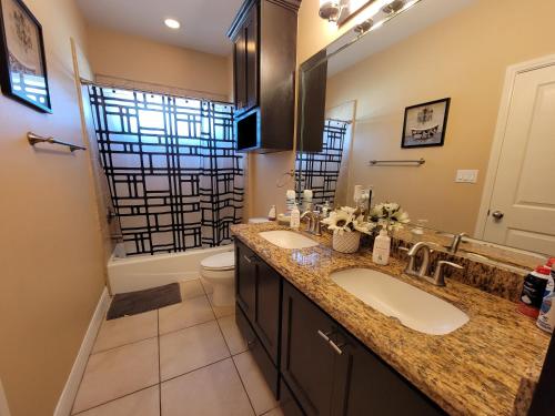 4 BR Smart Luxe Condo Gated Community Pool View Mins to Costco & Top Golf — 4-Star Luxury Hotel in Mcallen, United States