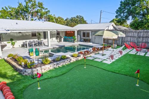 Sleeps 20 Basketball Court Pool Hot Tub Movie Room in Bradenton, United States