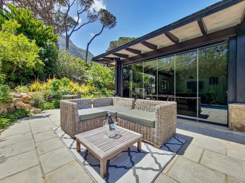 Peaceful 4 Bedroom Home in Estate Mountain Views