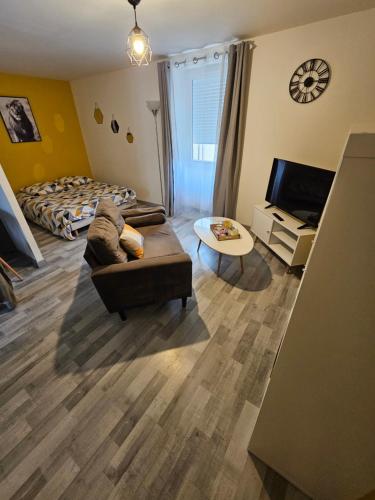 Appartements Entiers Proche Aeroport Zac Chesnes Cnpe du Bugey Check In 24h7j — hotel near Lyon Saint-Exupéry Airport