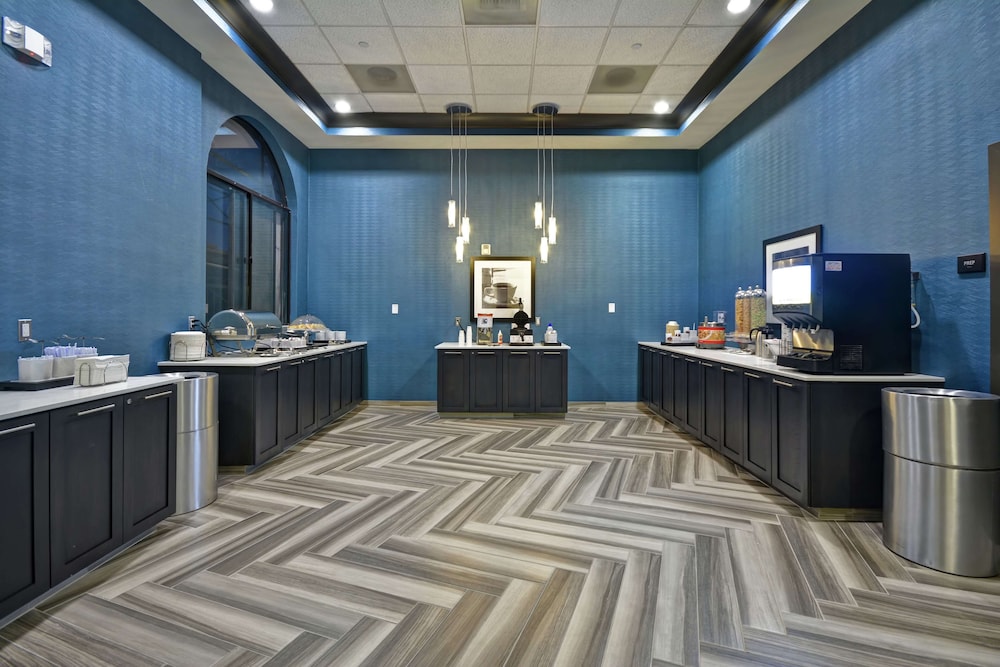 Hampton Inn & Suites Los Angeles Burbank Airport - photo 40