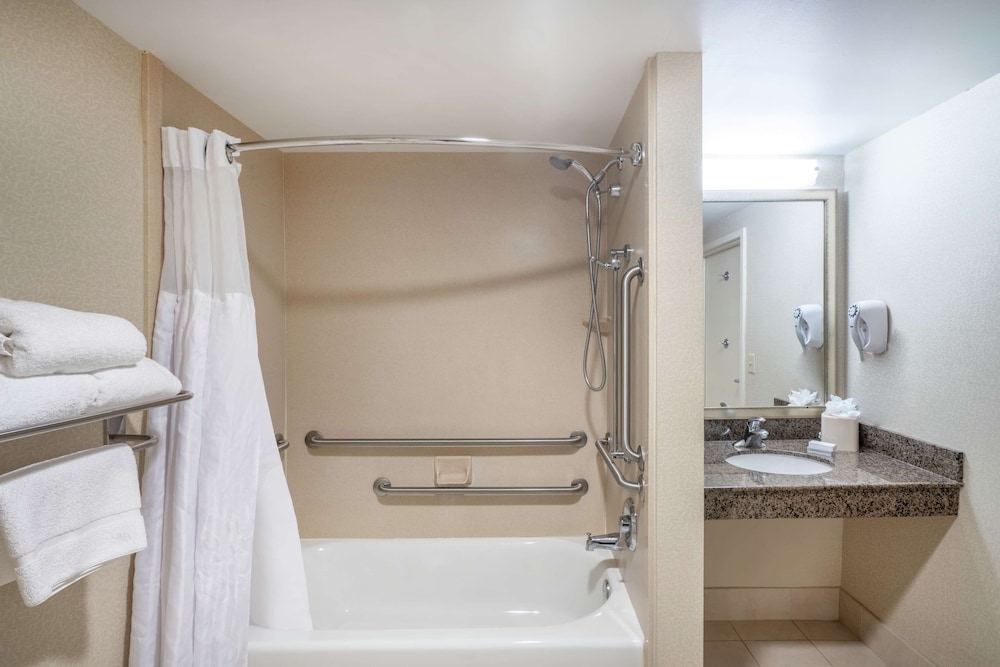Hilton Garden Inn Richmond Airport - photo 18