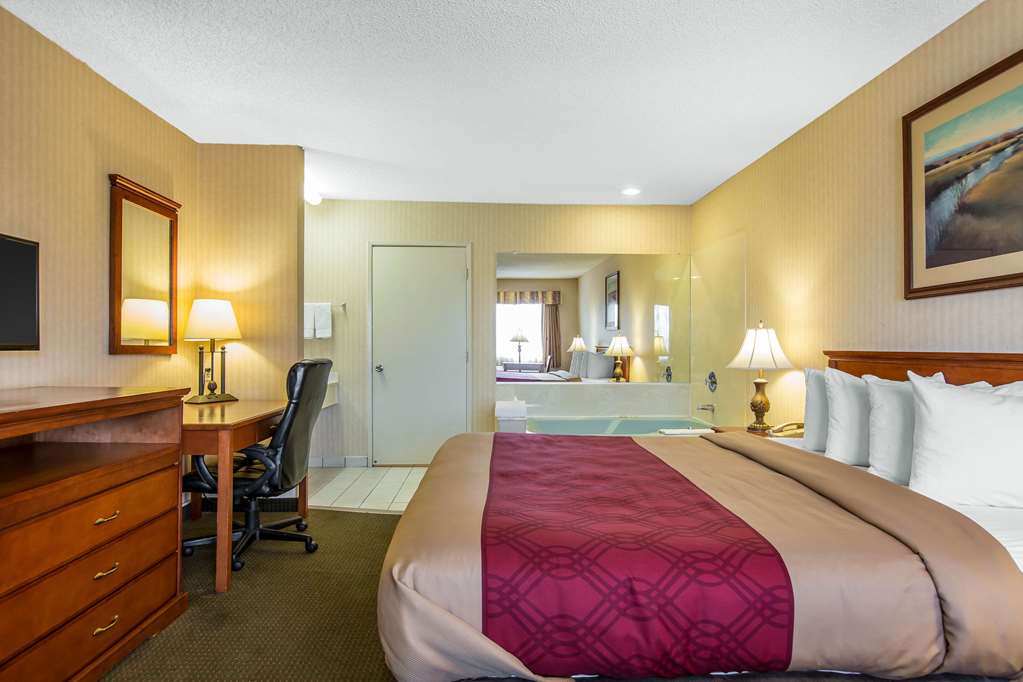 Econo Lodge Inn & Suites Riverside Corona - photo 15