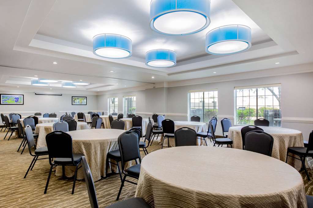 La Quinta Inn & Suites by Wyndham Mission at West McAllen - photo 30