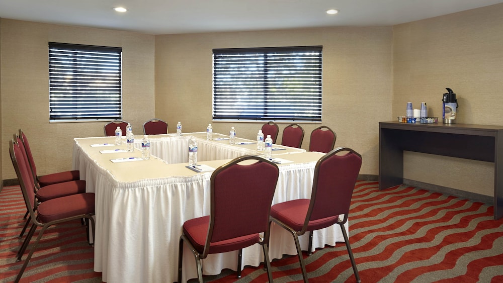 Holiday Inn Express Hotel Naples Downtown 5th Avenue - photo 39