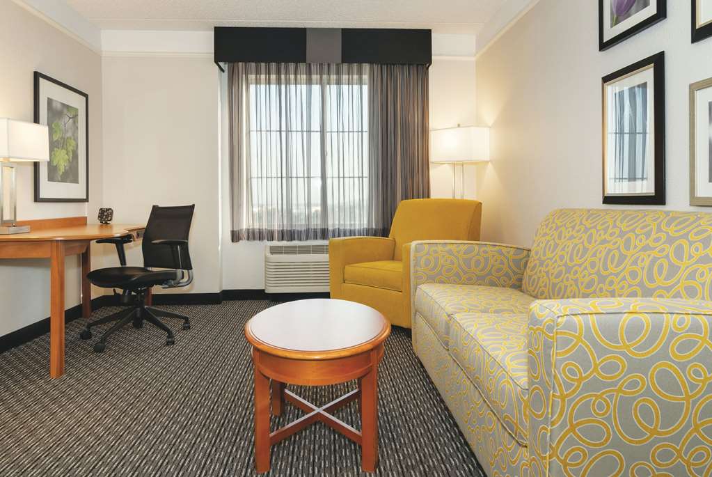 La Quinta Inn & Suites by Wyndham Ontario Airport - photo 45