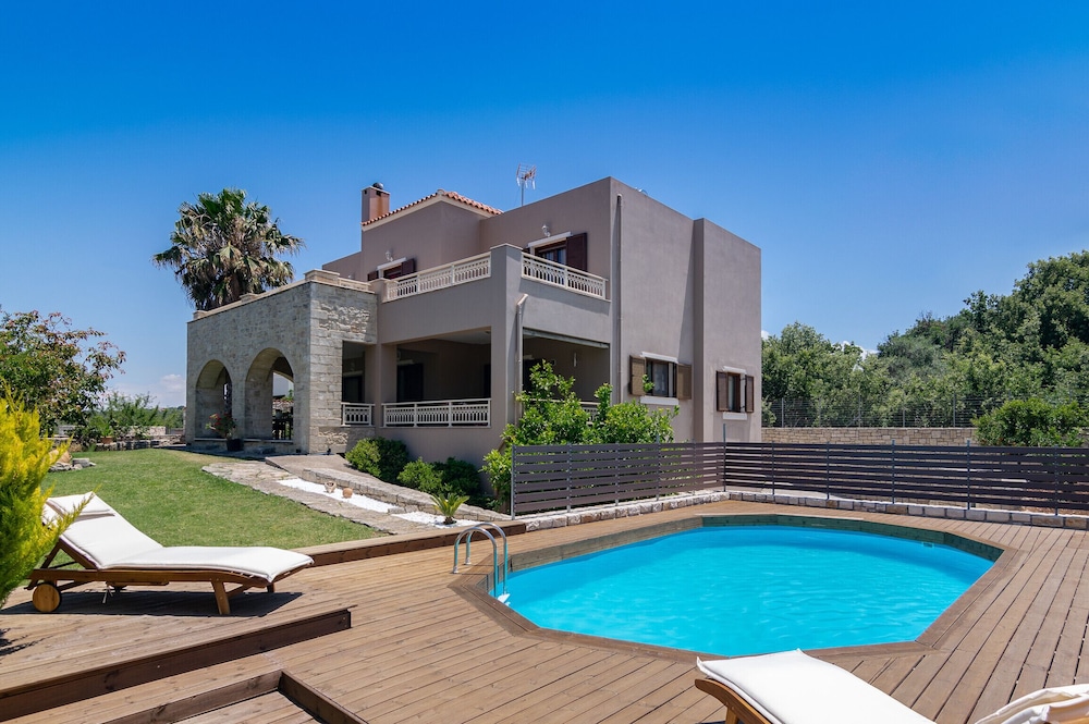 Iris Villa — 4-Star Luxury Hotel in Rethymno, Greece