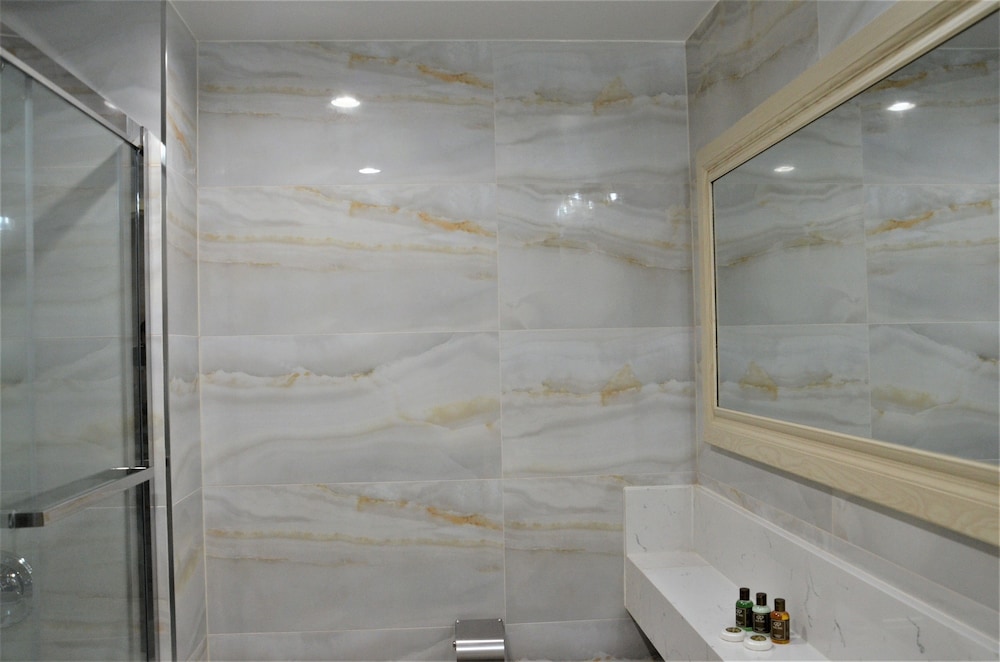Lic Plaza Hotel - photo 15