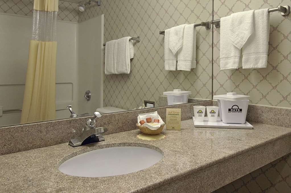 Days Inn by Wyndham Newport News City Center Oyster Point - photo 9