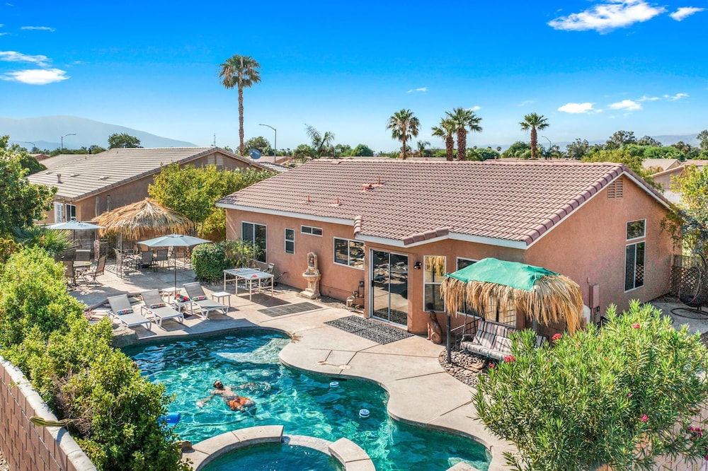 4BR Retro Game Room Theater Pool & Spa - photo 27