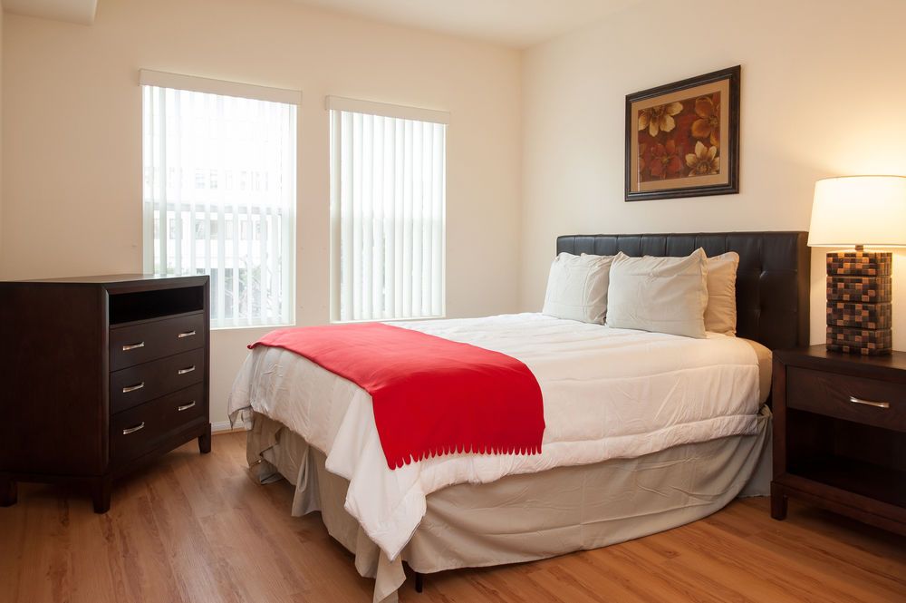 Sunshine Suites at 909 West Temple Street - photo 3