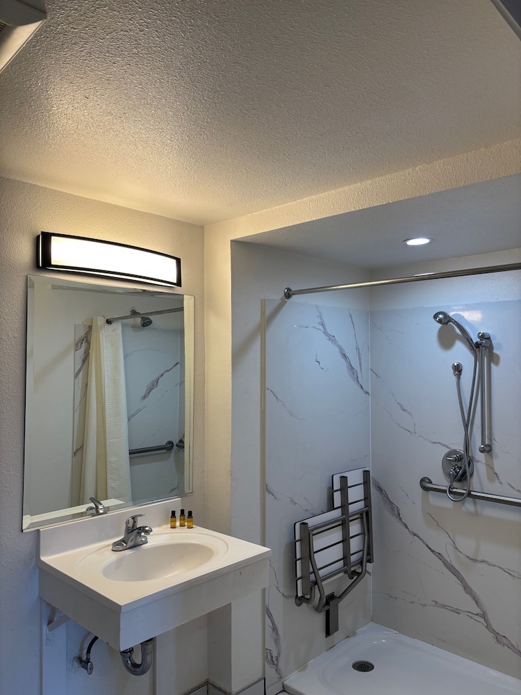 Monterey Fireplace Inn - photo 20