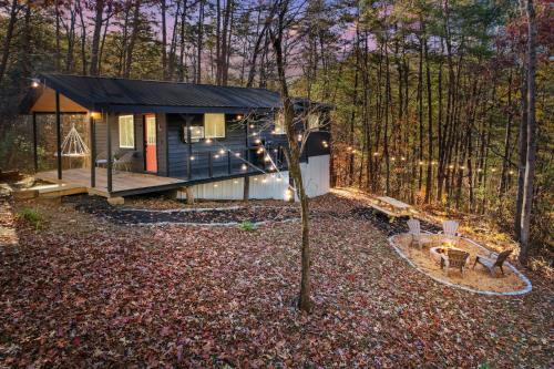Moonrise Retreat with Spa Fire Pit 8 min to Town in Ellijay, United States
