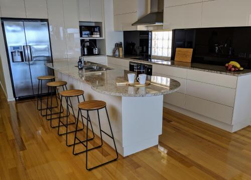 Ochre Point Beach House on Moana Seafront — 4-Star Luxury Hotel in Moana, Australia