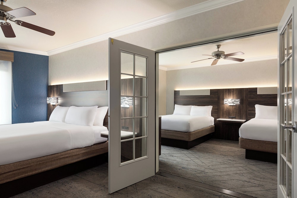 Holiday Inn Express and Suites Bakersfield Central by IHG - photo 13