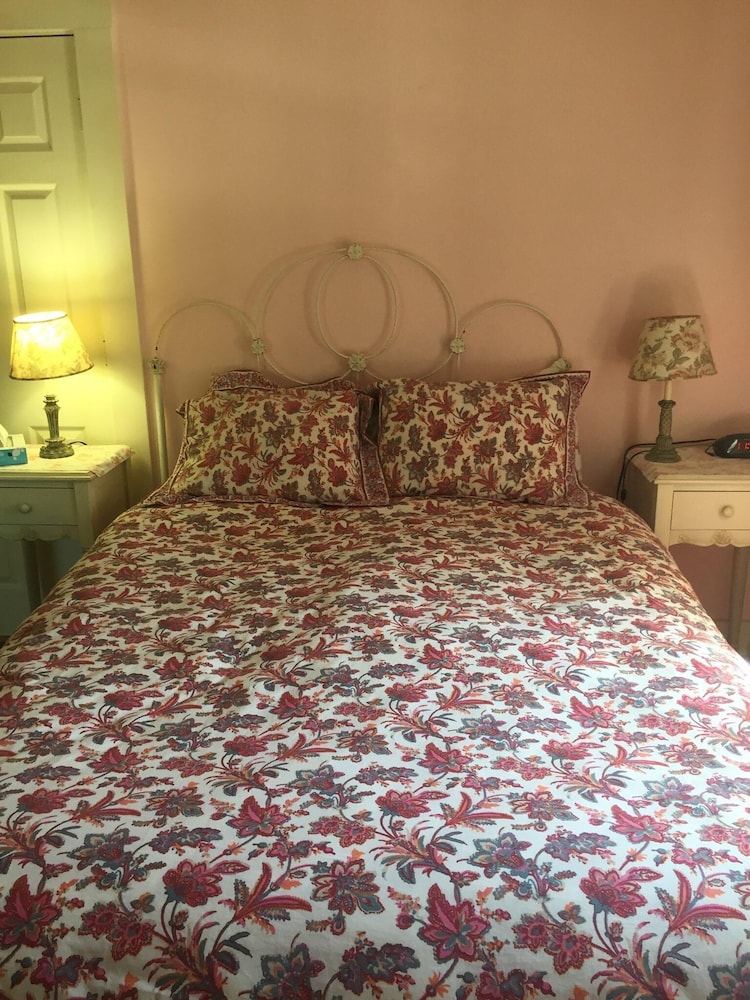 Secret Garden Inn and Cottages - photo 12