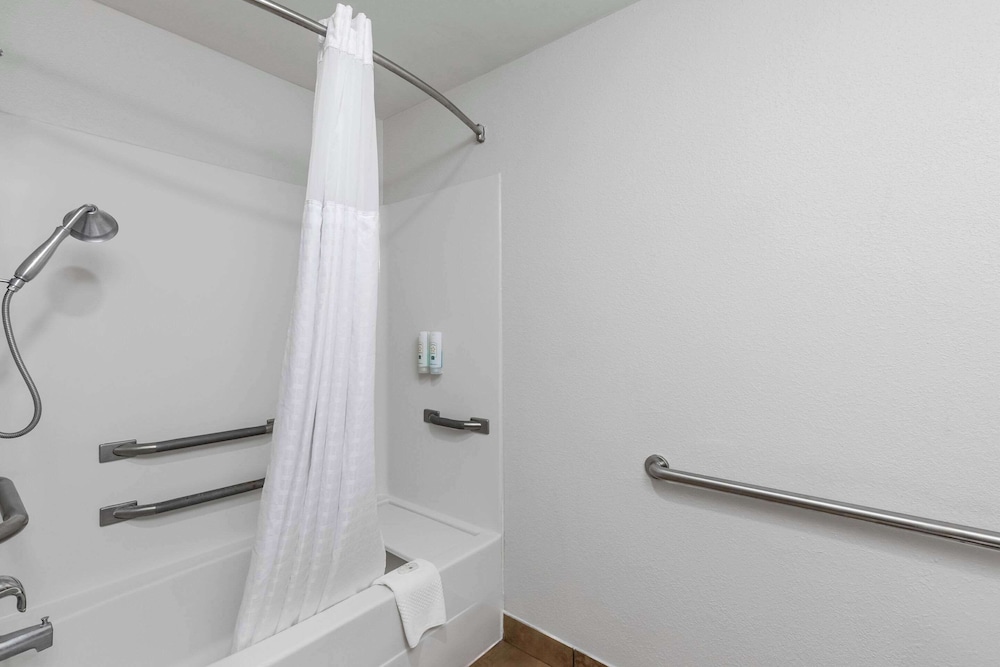 Quality Inn Fayetteville near Historic Downtown Square - photo 12