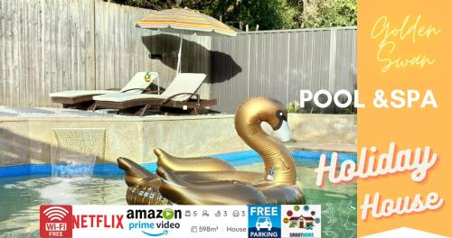 Pool Arcade Games Heated toilet seat Air Conditioning Hot Tub Spa Electrical BBQ Grill at Golden Swan Holiday House — 4-Star Luxury Hotel in Sydney, Australia