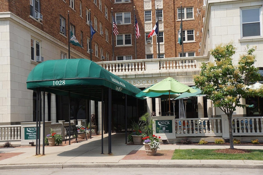 Knickerbocker on the Lake