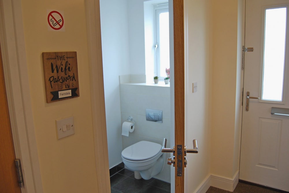 London Heathrow Living Holywell Serviced Houses 3 and 4 bedrooms By Ferndale — 4-Star Luxury Hotel in Staines, United Kingdom