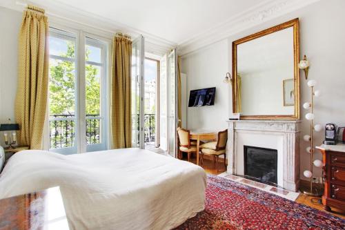 Suite junior avec balcon et vue sur Arc de Triomphe — 4-Star Luxury Hotel in Paris, France