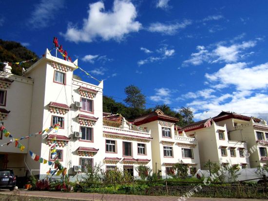 Iceberg Inn — hotel in Luhua