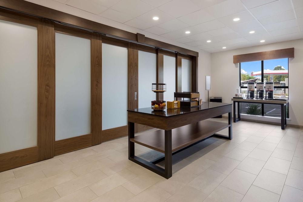 Hampton Inn by Hilton Concord - photo 18