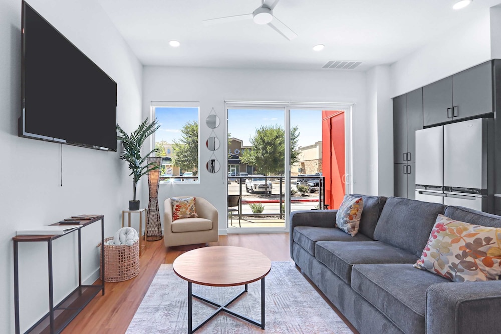 Relax in a Luxe Resort style Condo - photo 10