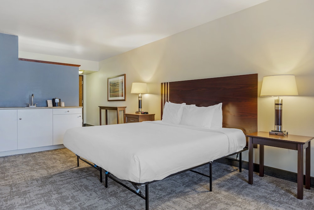 Seaport Inn and Suites - photo 4