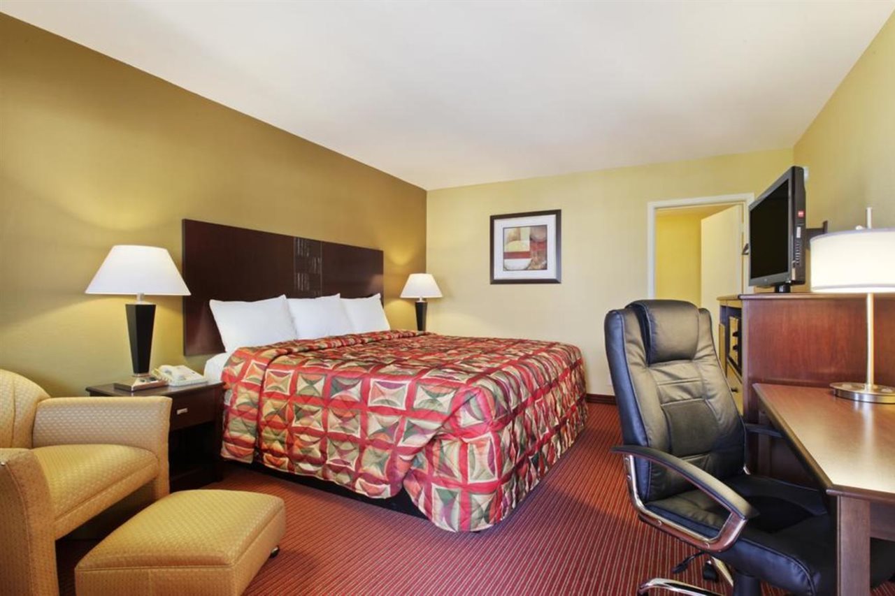Super 8 by Wyndham Phoenix Downtown - photo 9