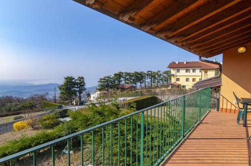 Dimora Miralago vista panoramica sul lago Wifi — 4-Star Luxury Hotel in San Zeno Di Montagna, Italy