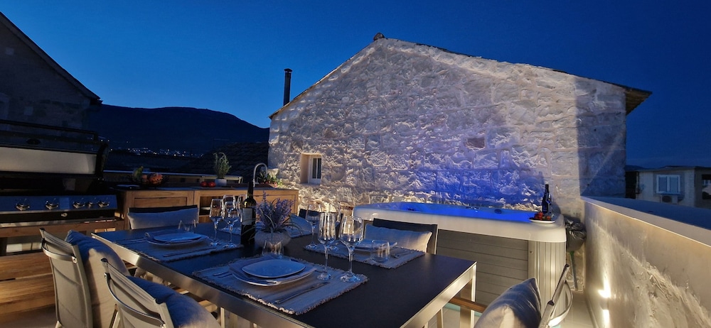 Viu2 Castle — 5-Star Luxury Hotel in Kastel Stari, Croatia