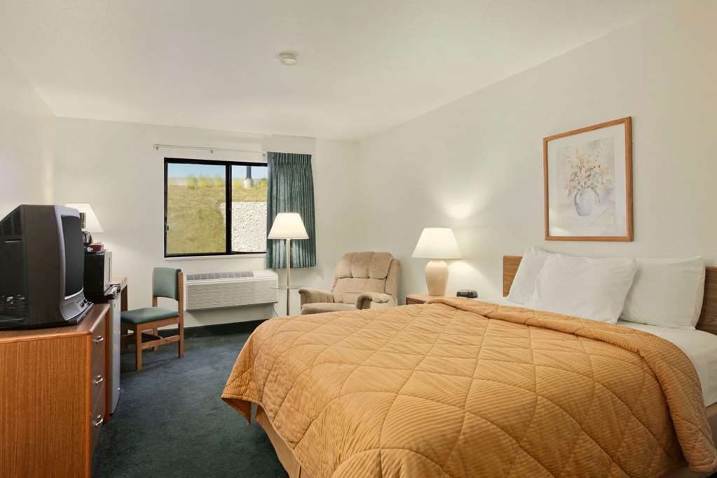 Super 8 by Wyndham Peoria East - photo 8