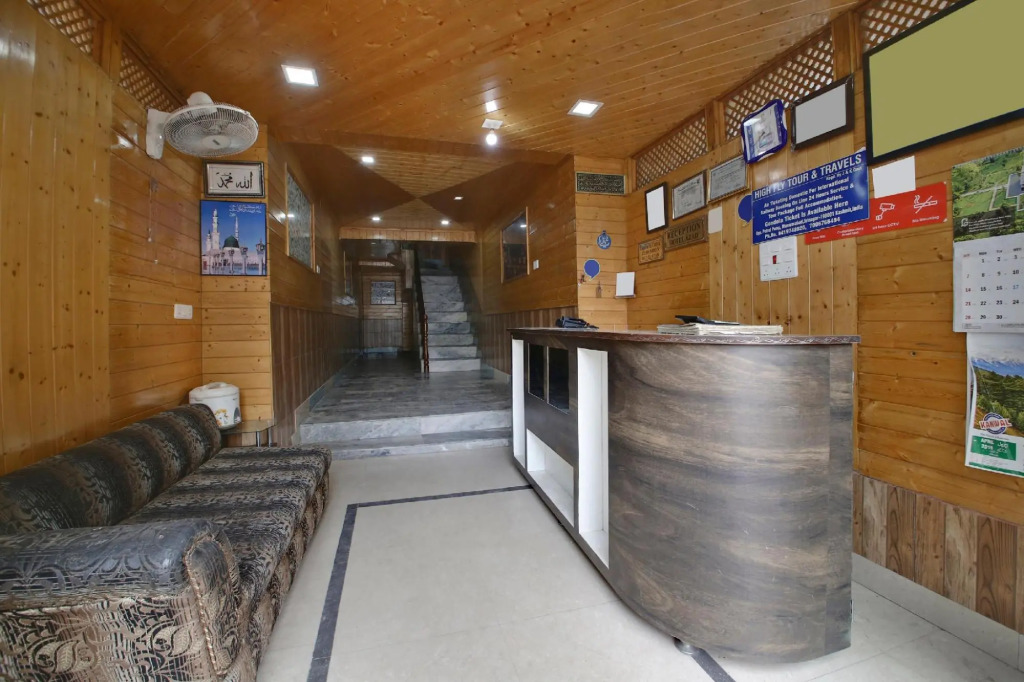 Oyo 18872 Hotel Azad — Srinagar