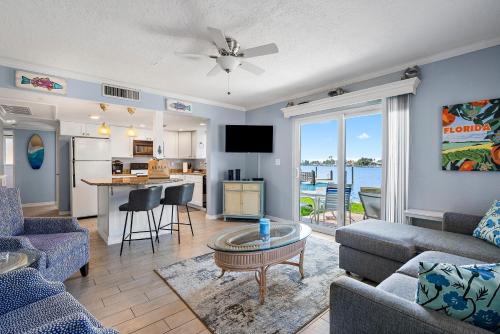 Malyn 108 Updated Waterfront condo private patio — 4-Star Luxury Hotel in Saint Pete Beach, United States