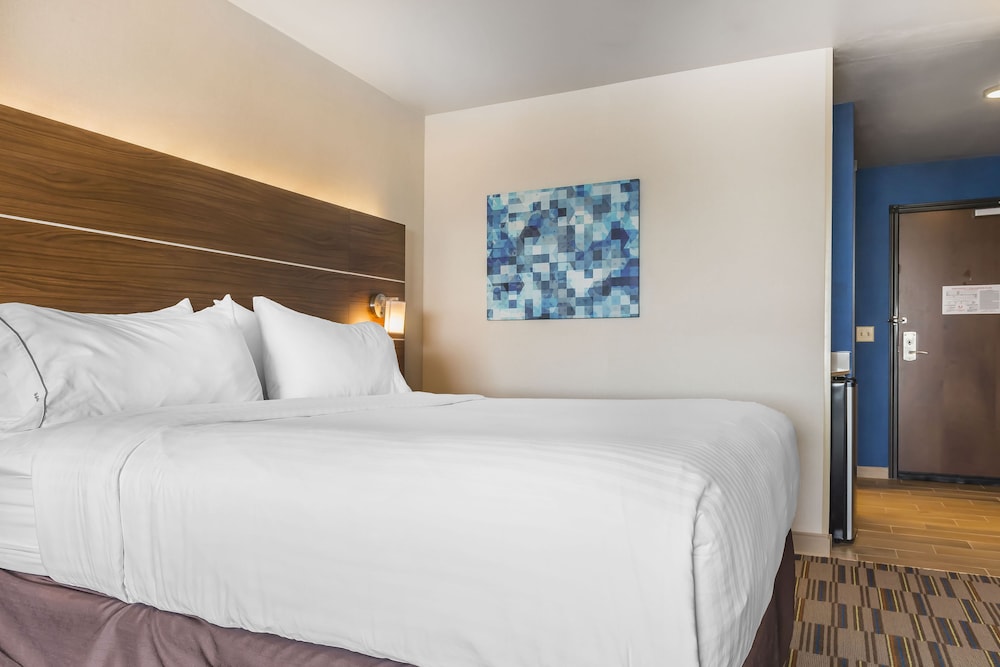 Holiday Inn Express & Suites Clarion By IHG - photo 13