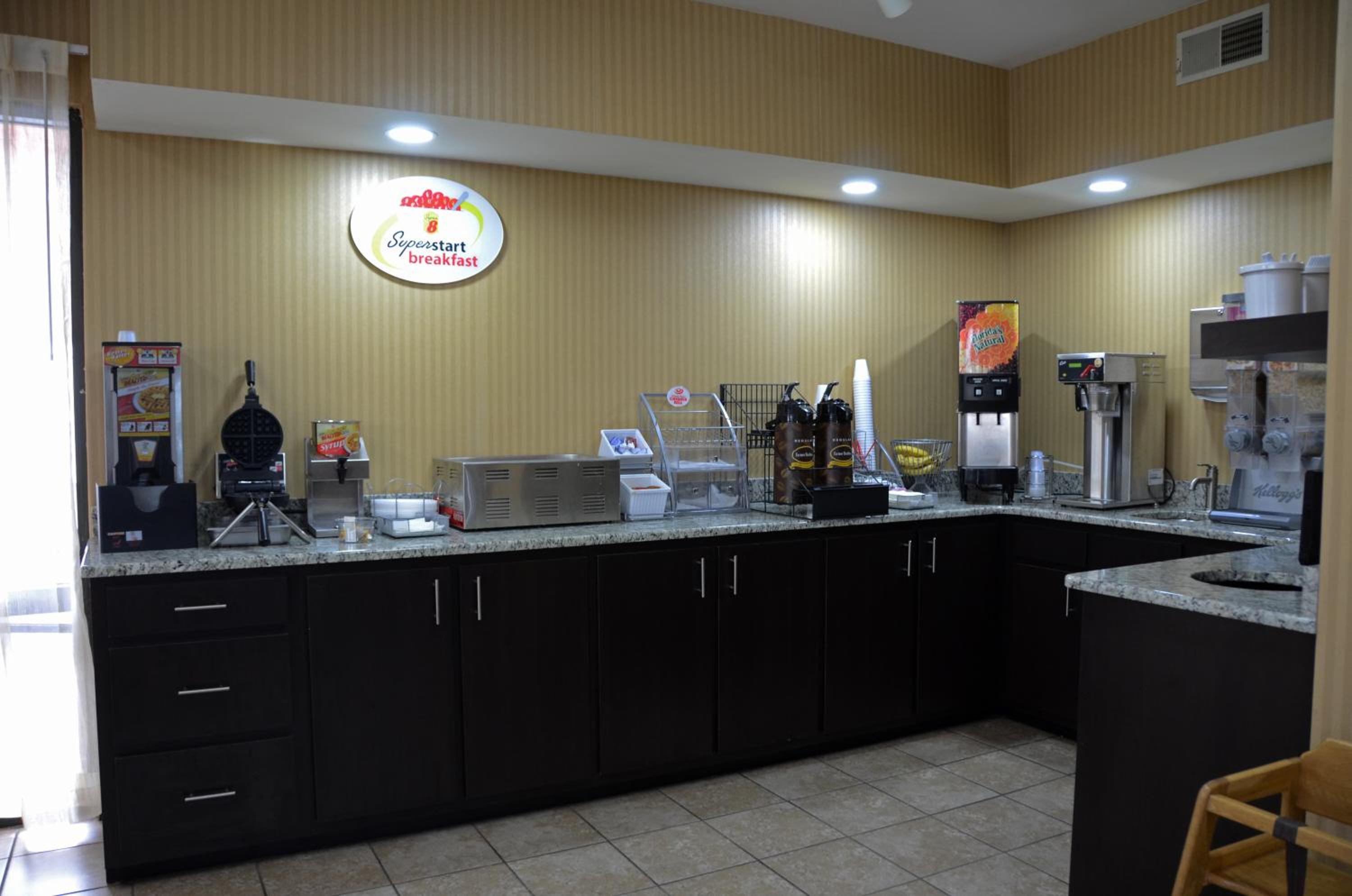Super 8 by Wyndham Franklin Hwy 31 - photo 23