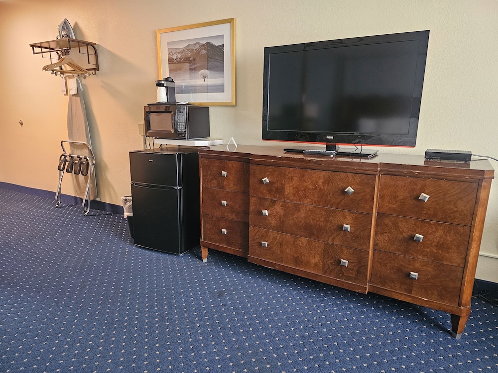 Broadway Inn Conference Center - photo 20