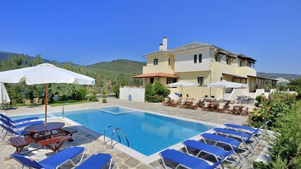 Palirria Hotel & Studios — hotel in Koropi
