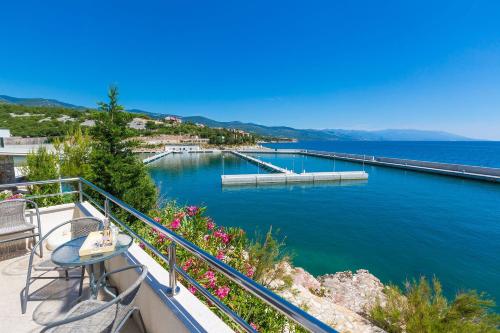 Einzigartiges Apartment direkt am Privatstrand mit privatem Balkon Klima Meerblick WiFi — 4-Star Luxury Hotel in Novi Vinodolski, Croatia