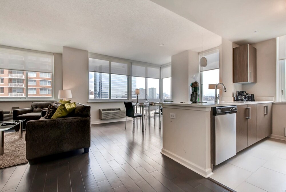 Global Luxury Suites at Newport - photo 27