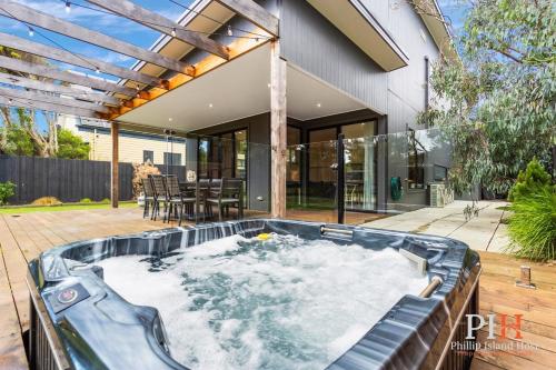 Hot Tub 4Bdr 2Ba Family Home — 4-Star Luxury Hotel in Cape Woolamai, Australia